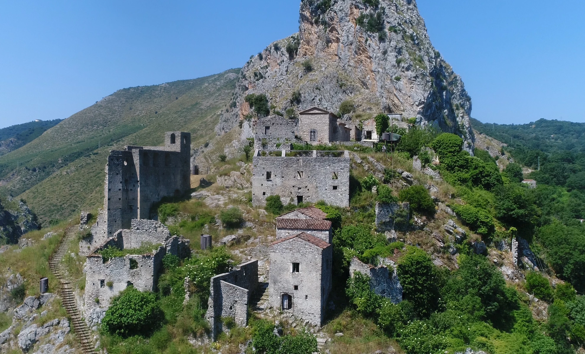 Borgo medievale arroccato con panorama