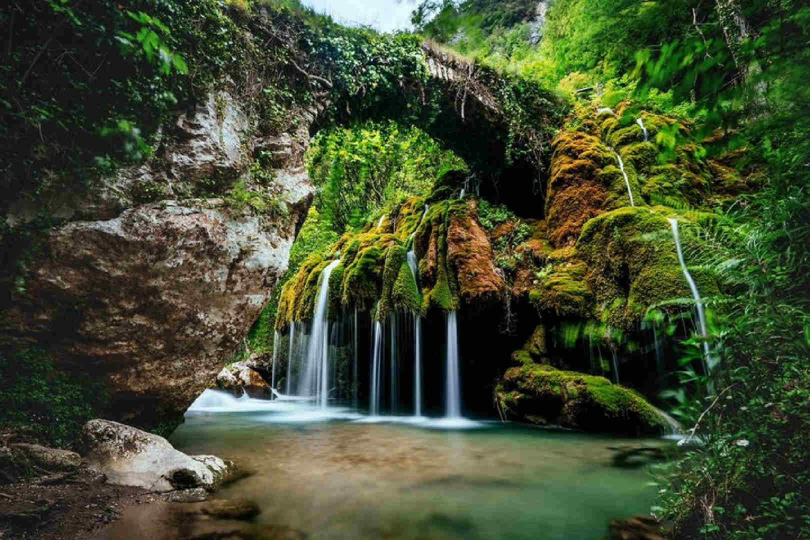 Cascata immersa nel verde del Cilento