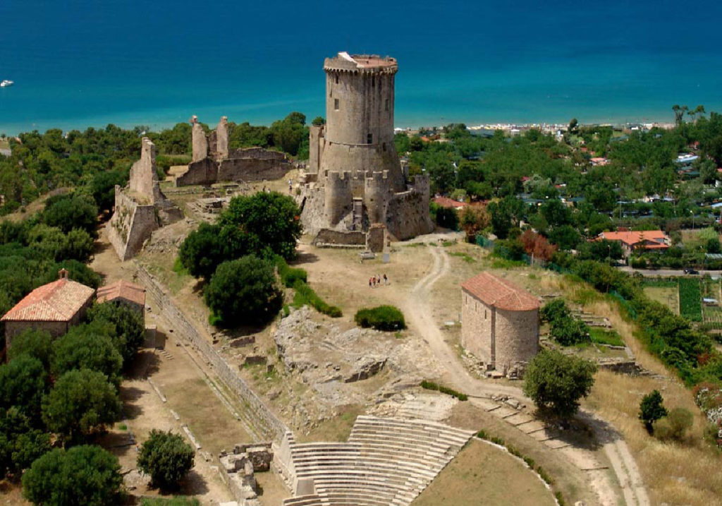 Ruderi archeologici su altura panoramica
